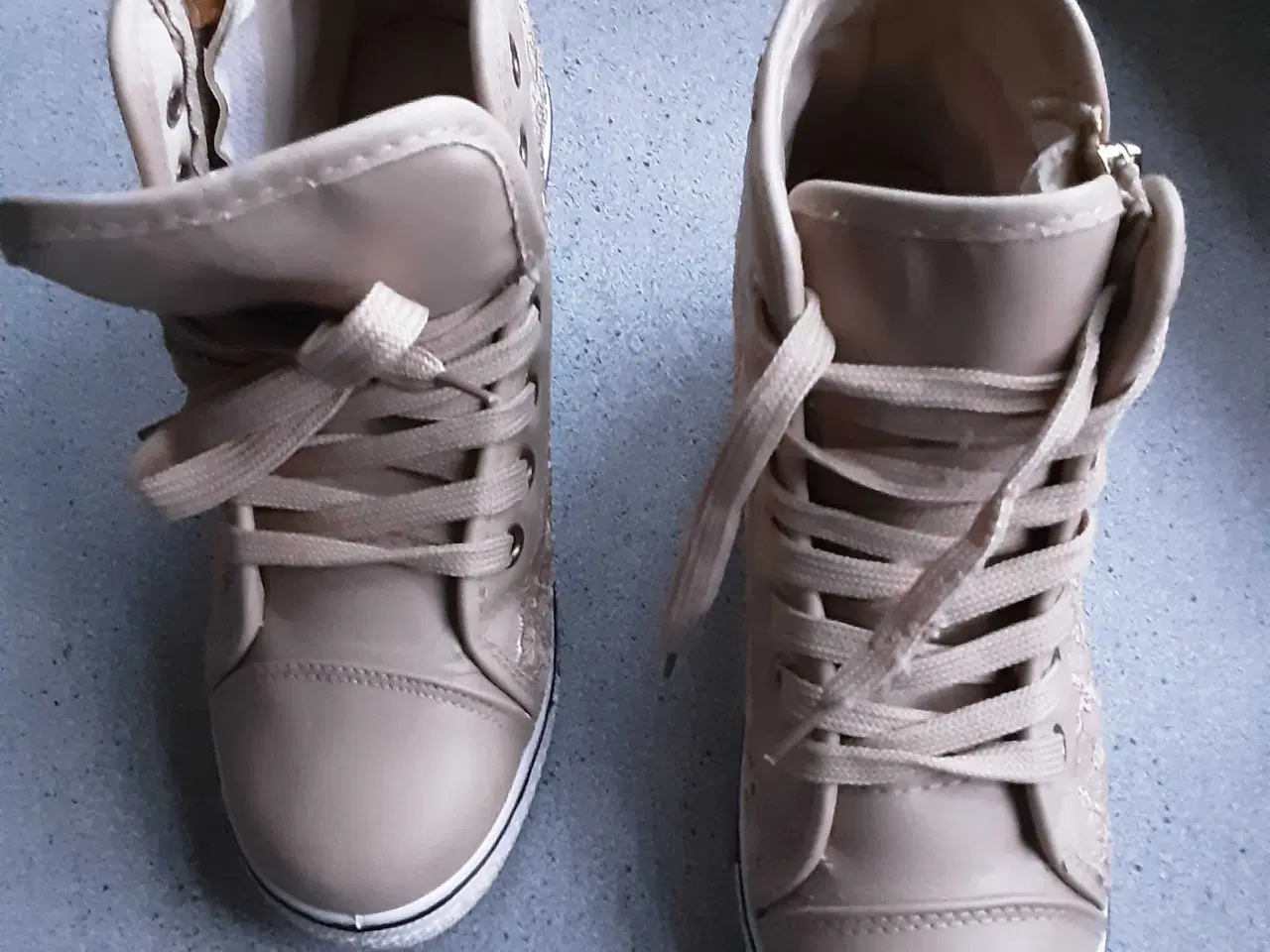 Billede 1 - Beigefarvet sko.
