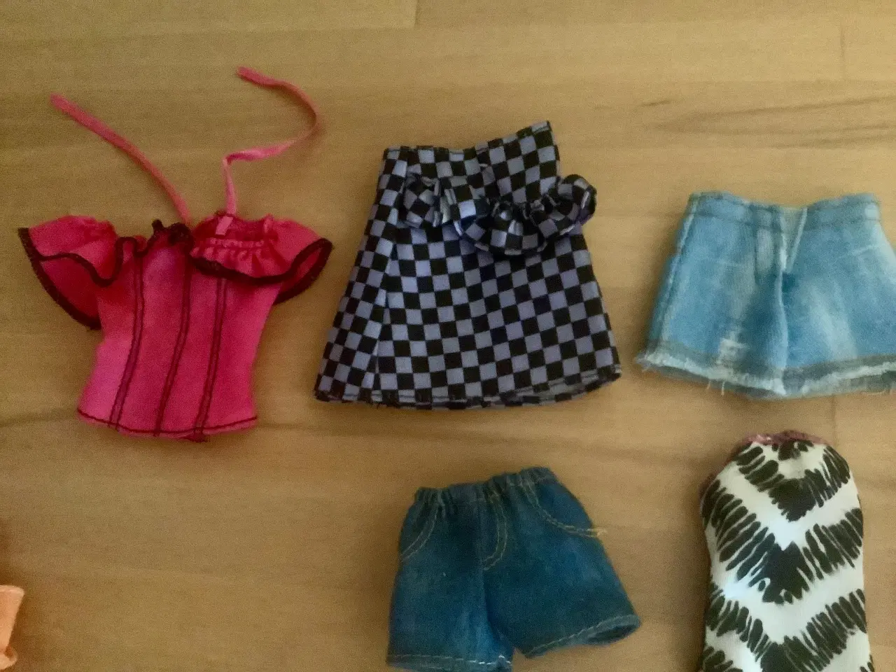 Billede 2 - Barbie tøj. Prisen er for det hele.