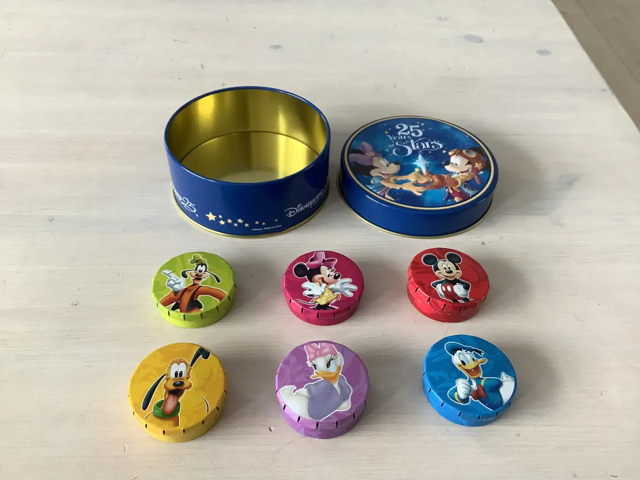 Billede 2 - Disney 25års jubilæum metaldåse og 6 små dåser 