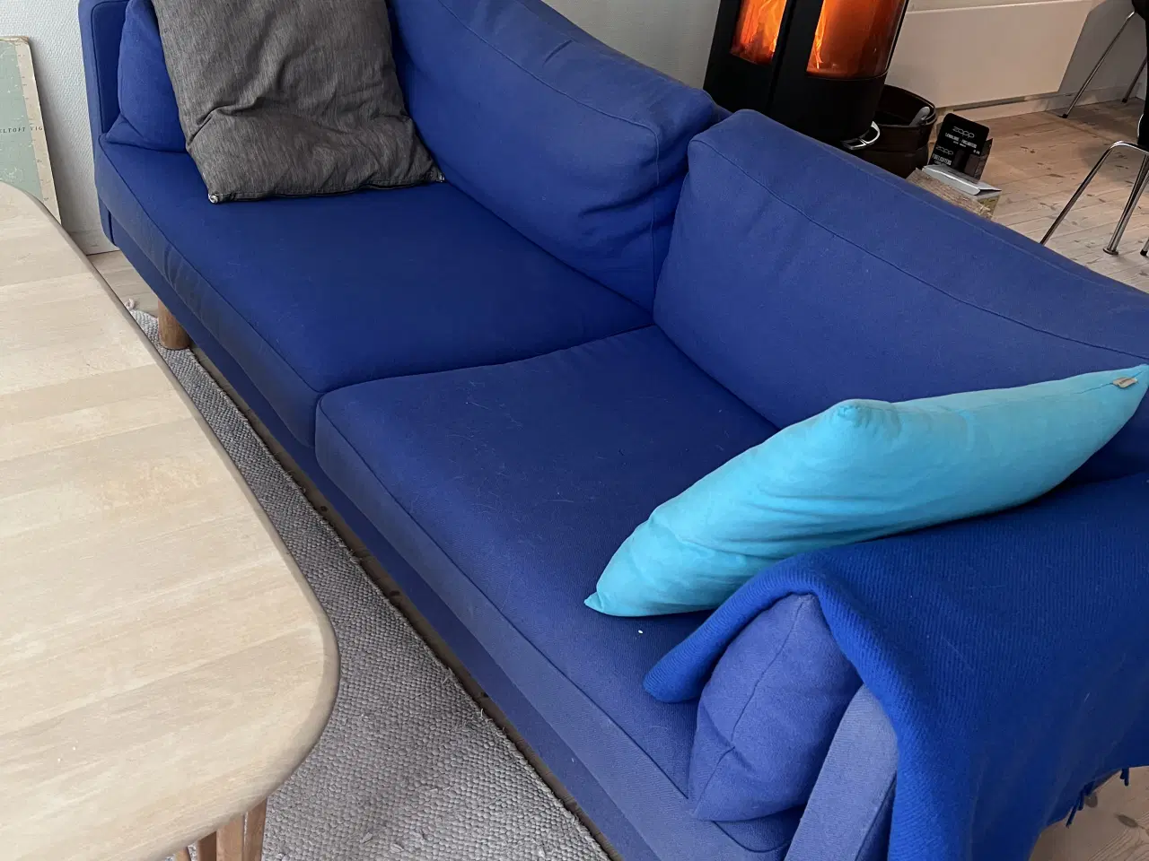 Billede 2 - Koboltblå sofa gives væk i dag