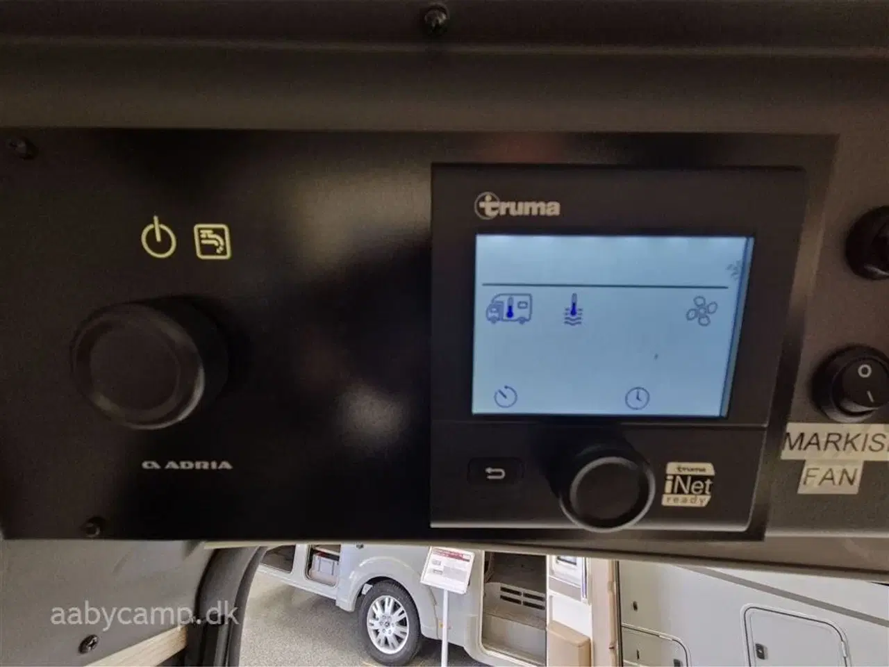 Billede 15 - 2020 - Adria Twin Axess 640 SL   langsgående senge. El-markise. 2x lithium. 2x TV. victron lader. victron booster. solceller. luft på bagaksel. Fyldegas.  kompressor køleskab. helårsdæk. undervognsbehandlet-.clesana Toilet.
