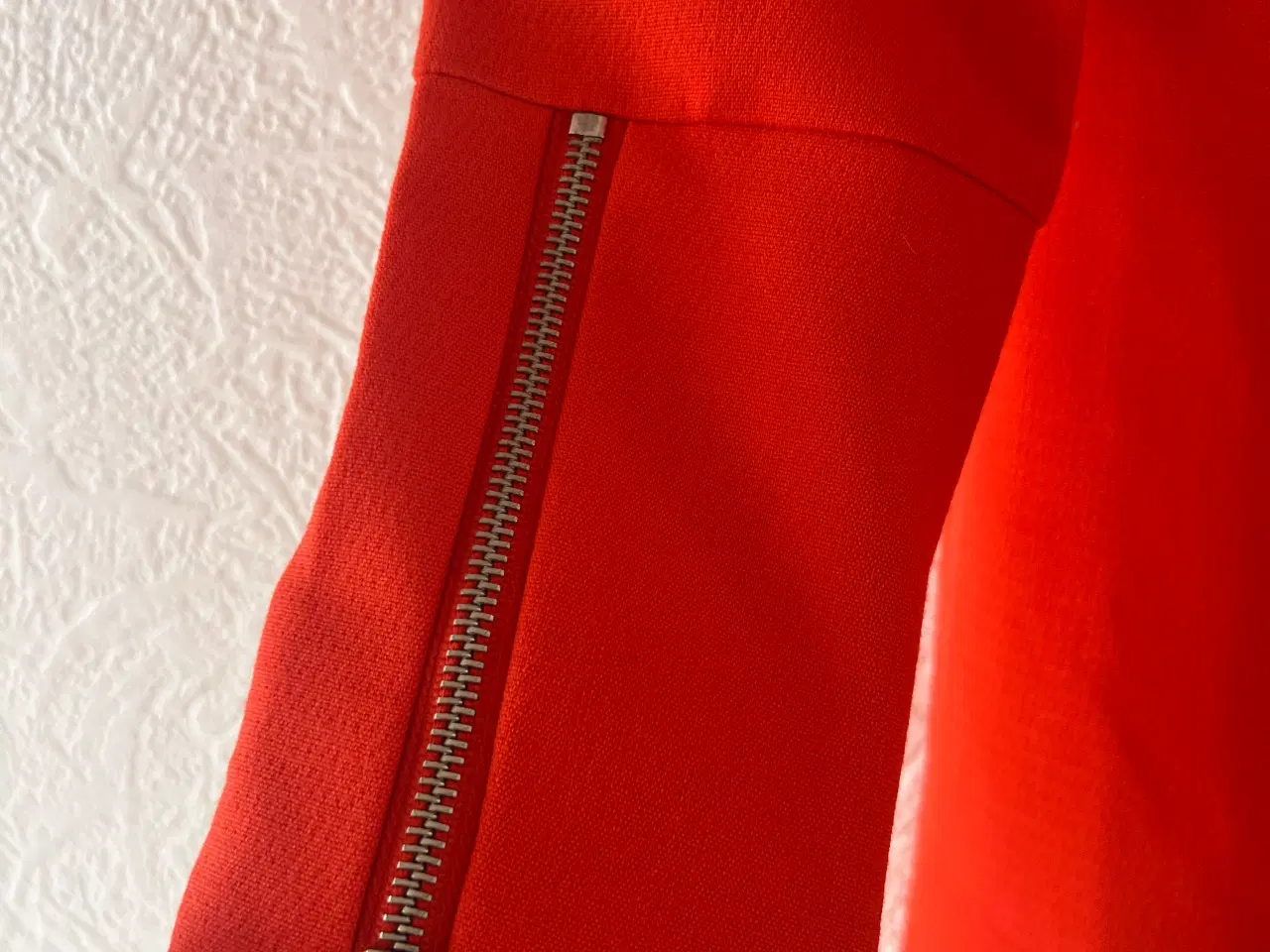 Billede 2 - Rød Jakke fra Jacqueline de Yong.