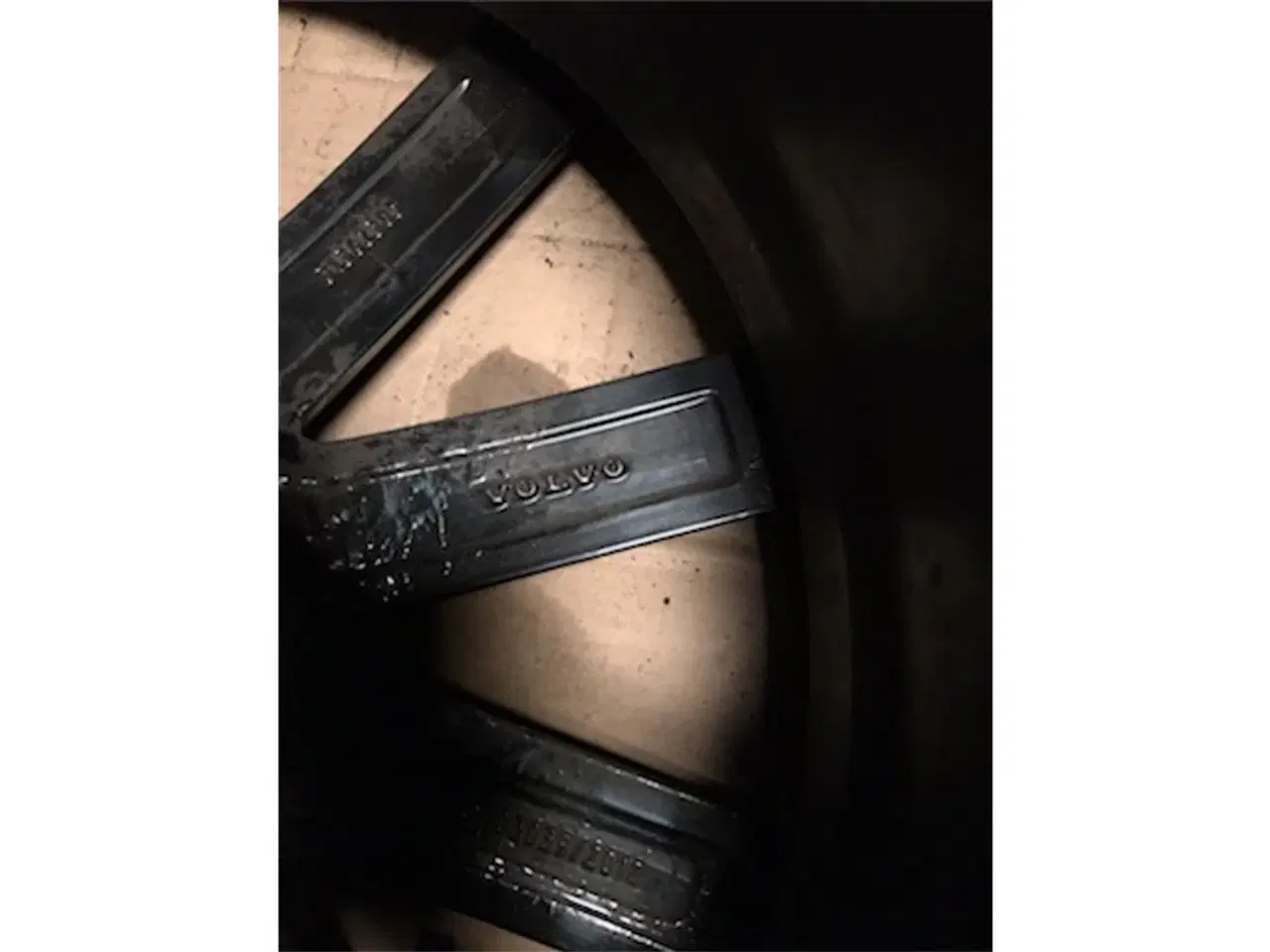 Billede 9 - Originale 4 stk. VOLVO 20x9,5" alu fælge med dæk.