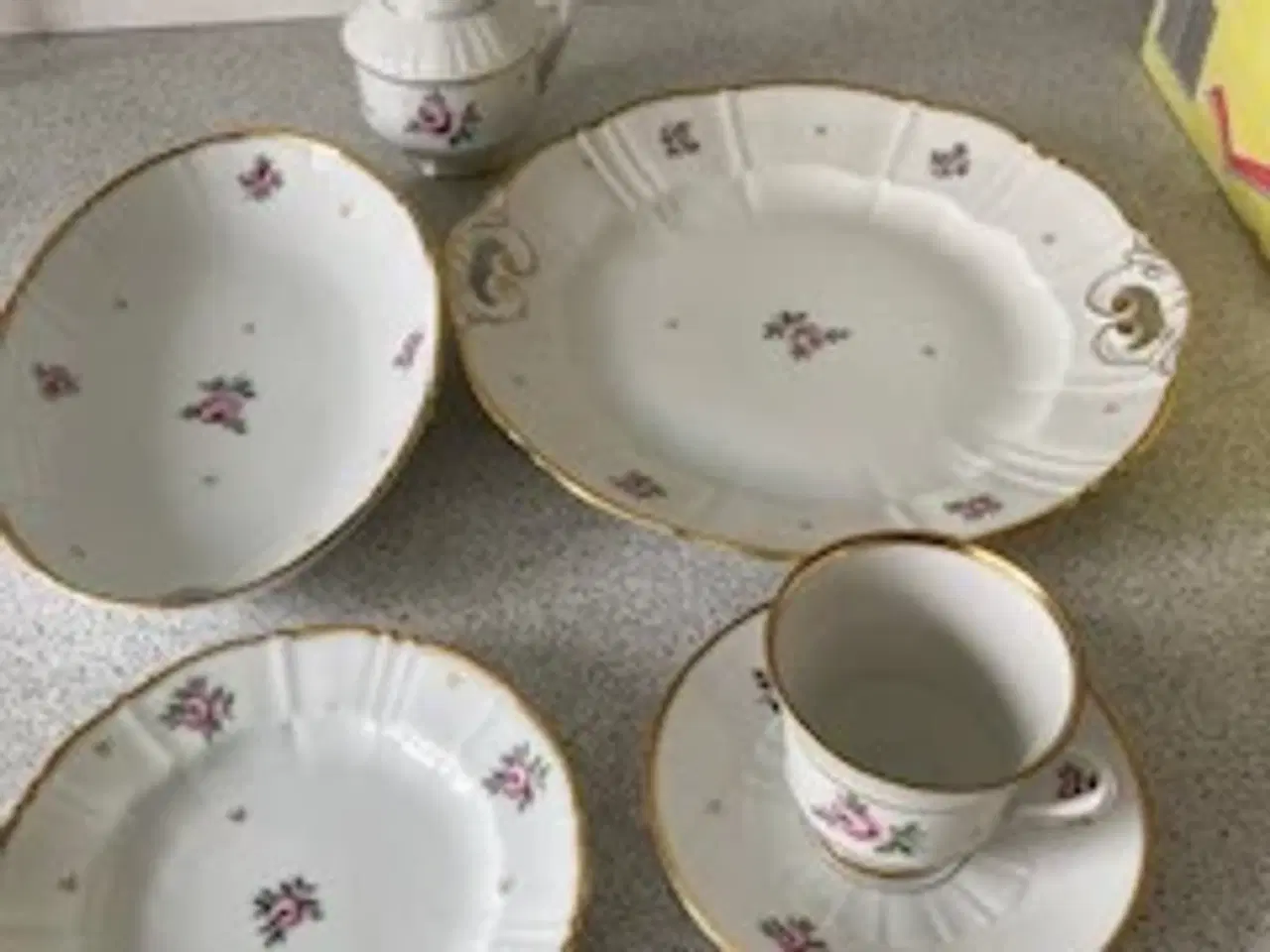 Billede 2 - Smuk Roselil kaffestel