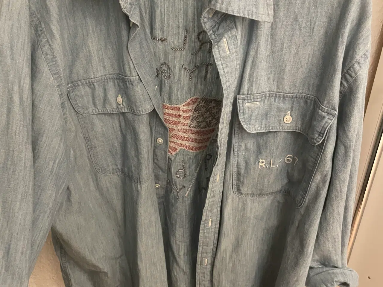 Billede 1 - Polo Ralph Lauren denimskjorte med broderi bagpå