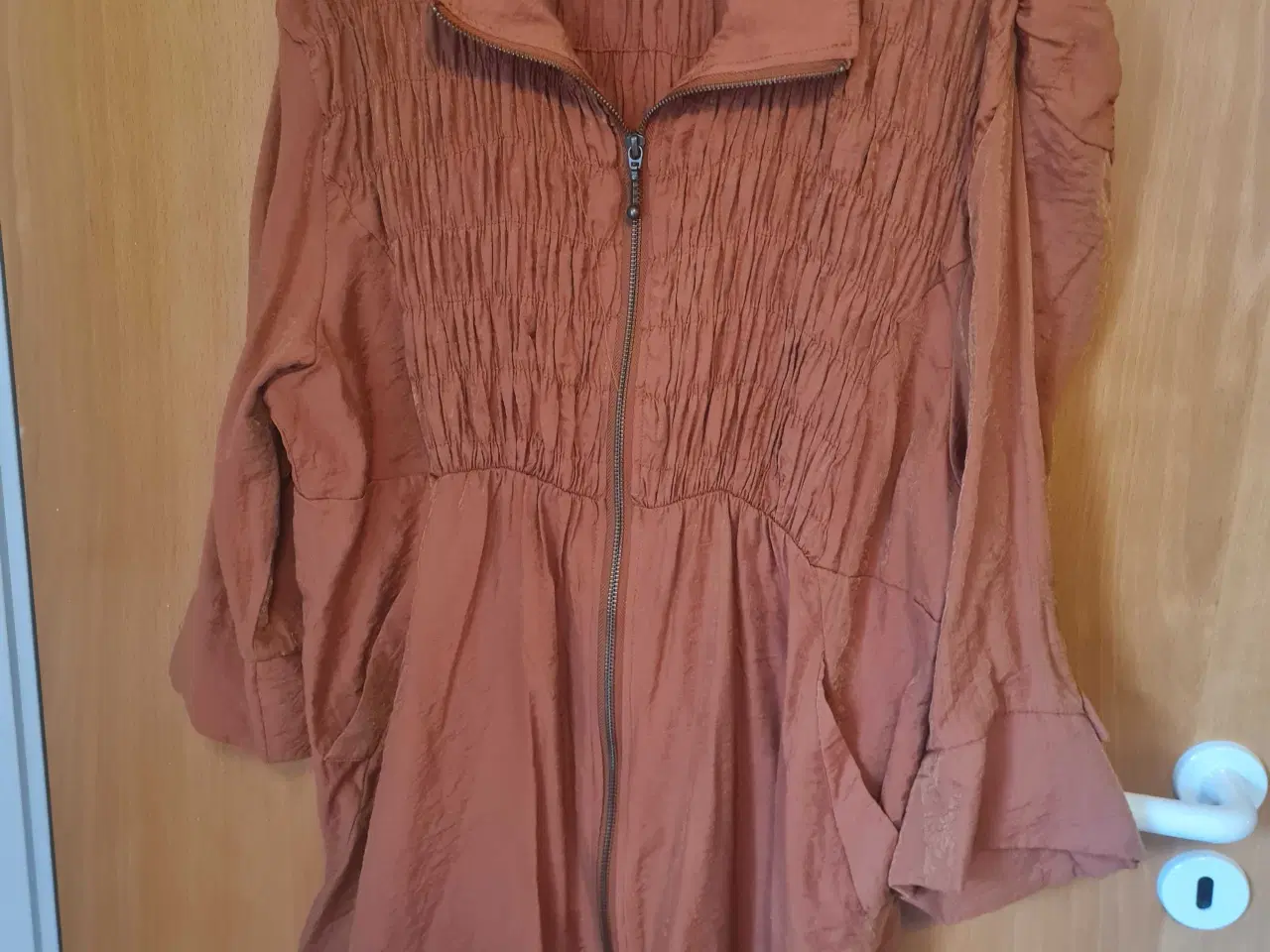 Billede 3 - Zhenzi jakke str m 46-48 rustbrun