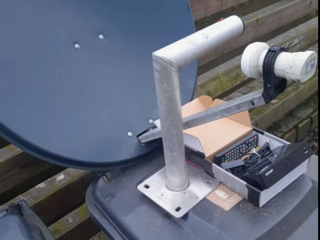 Billede 2 - Parabol med vægophæng og modtagerboks