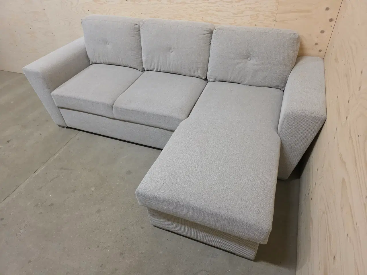 Billede 2 - Jysk VEJLBY Sovesofa Chaiselong – Nypris: 4999 DKK