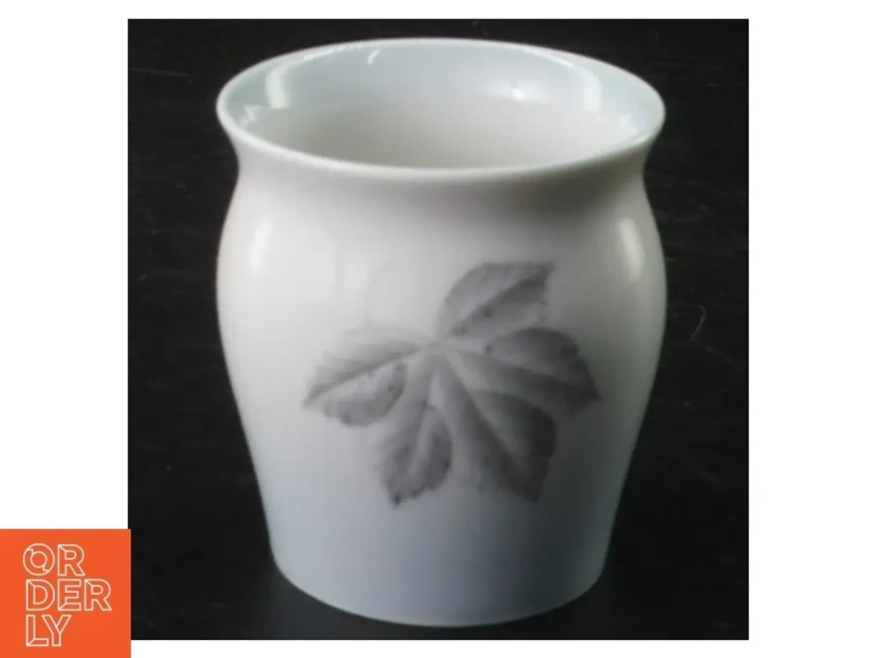 Billede 1 - Porcelænskrukke med blade motiv fra B&G (str. 6 cm i diameter og længde)