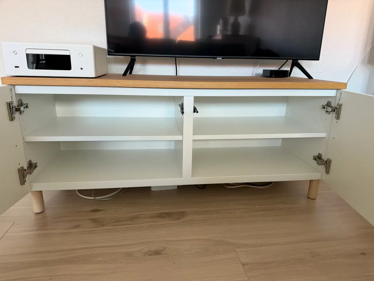 Billede 3 - IKEA TV-bord med hvidt kabinet og trætop