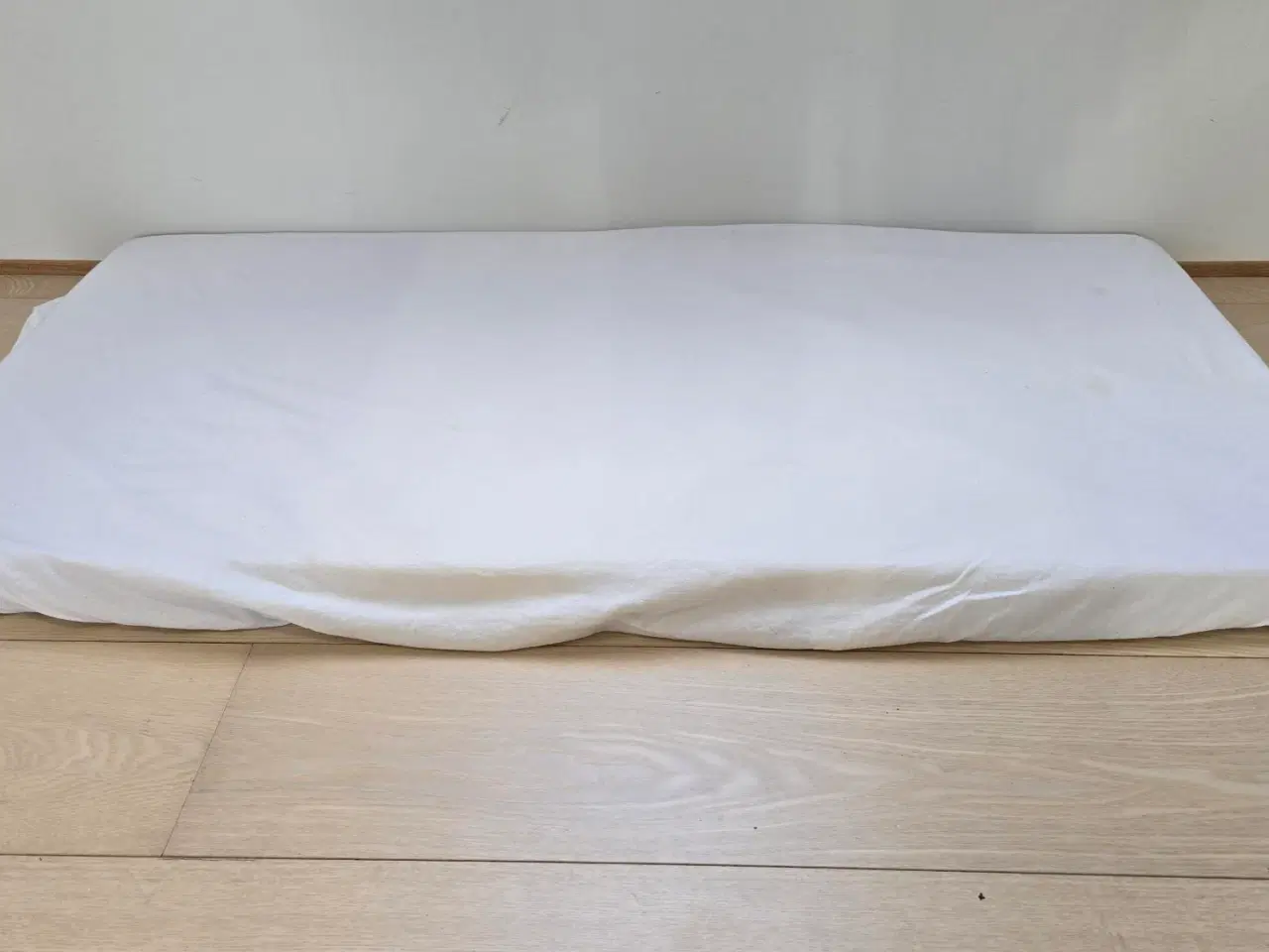 Billede 4 - Tremmeseng / kravlegård med madras, IKEA.