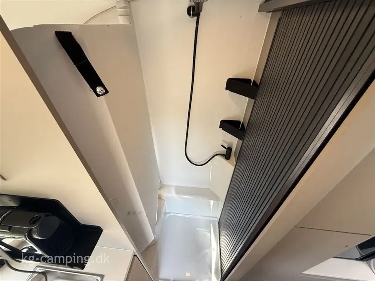 Billede 9 - 2026 - Adria Action 391 LH Classic 2026 Nyhed - Action 391 LH Classic med TRUMA Combi 4 E varme samt musiksystem