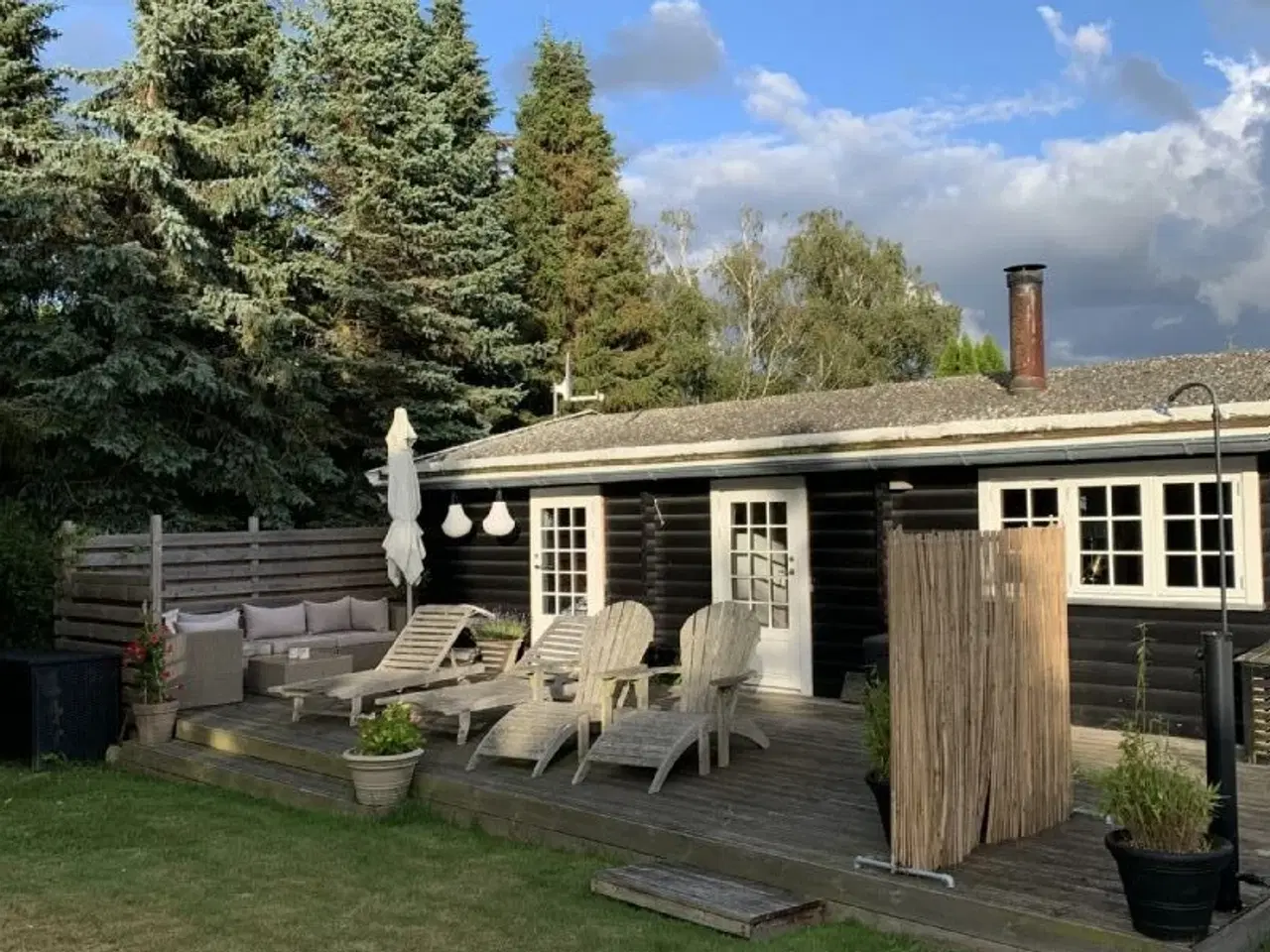 Billede 3 - Sk�nt og hyggeligt bj�lkesommerhus med sm�sten p� taget p� blind vej i hyggeligt sommerhusomr�de t�t ved b�rnevenlig strand og hyggelige Gilleleje