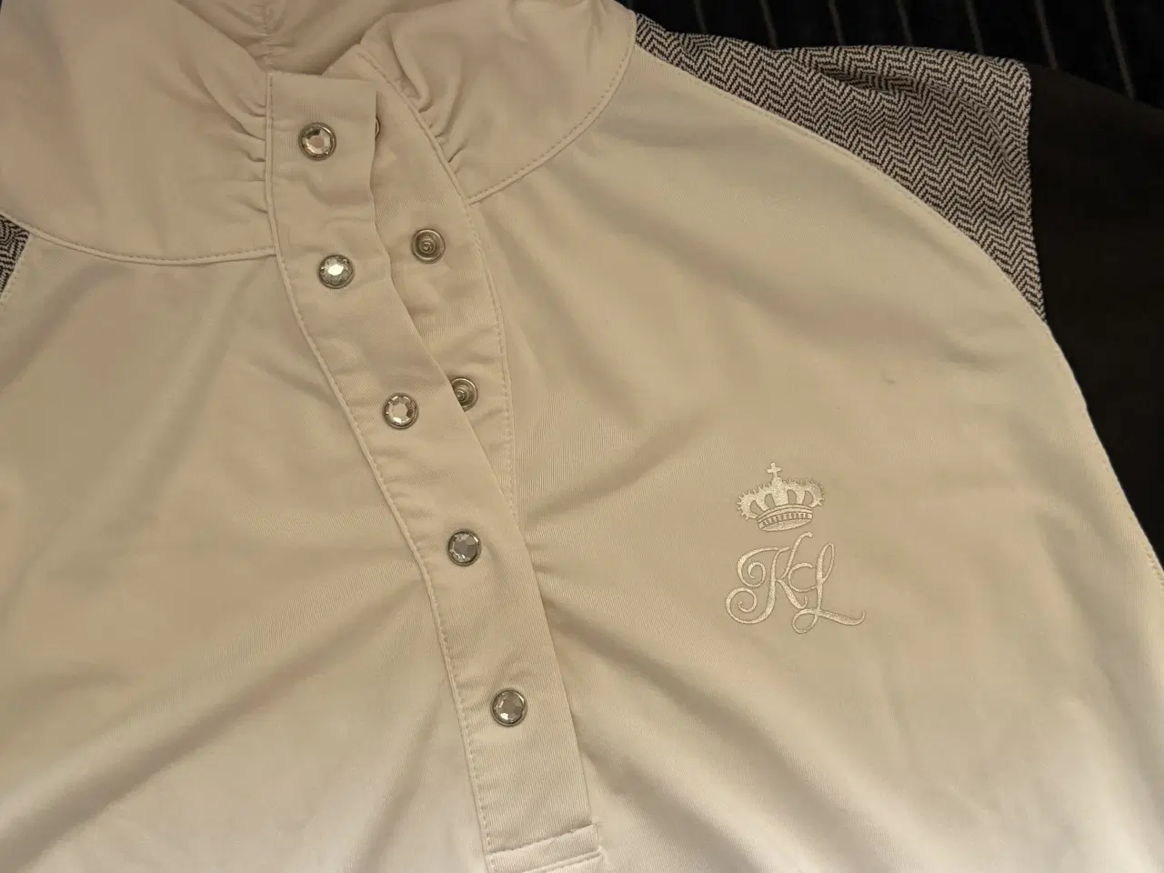 Billede 1 - Langærmet stævnebluse fra Kingsland sælges