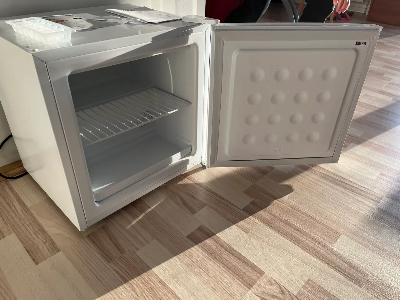 Billede 3 - Lille fiks skabsfryser 31 ltr.