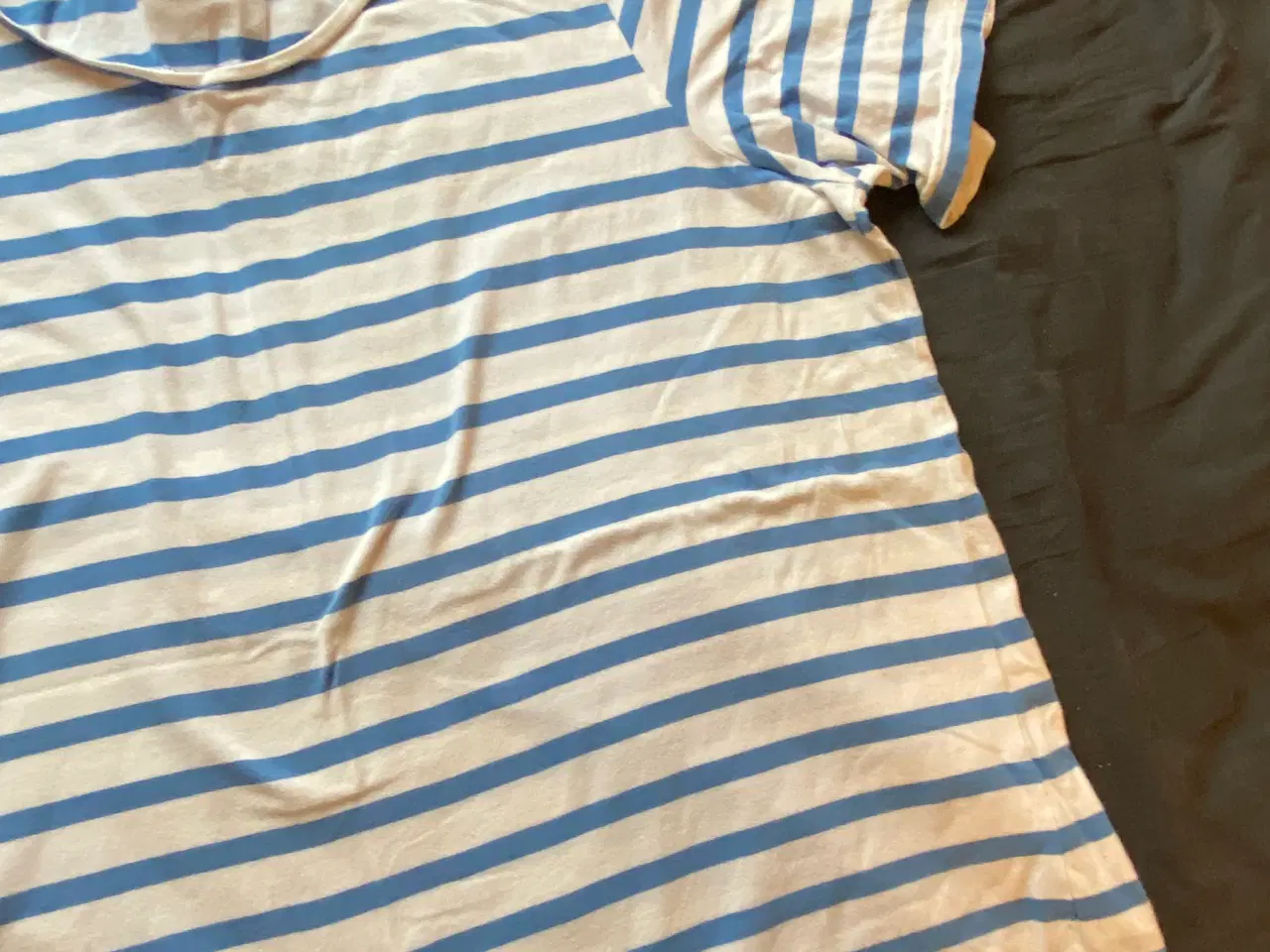 Billede 4 - T-shirt med lyseblå striber