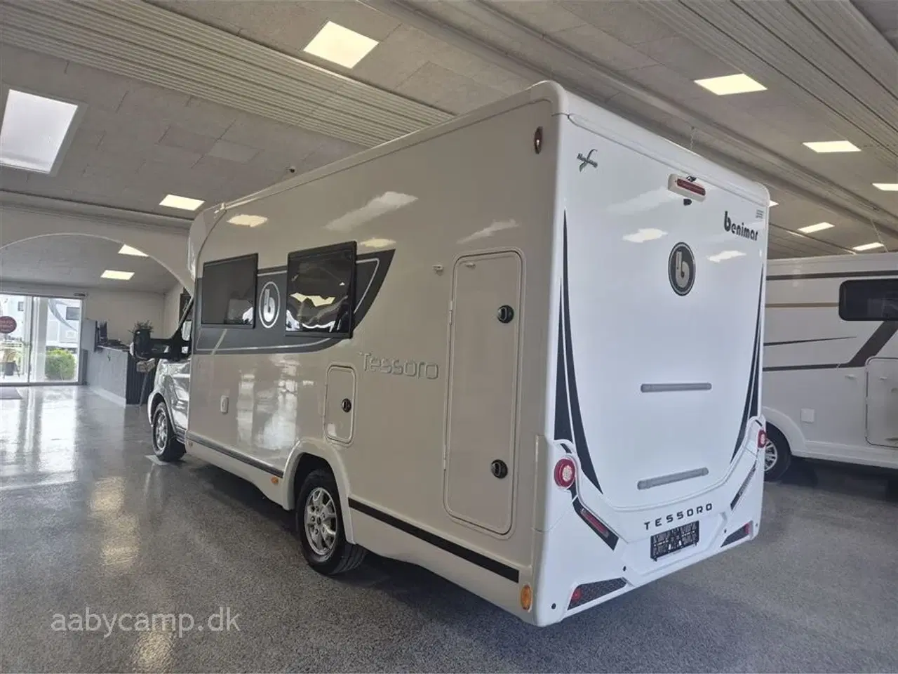 Billede 3 - 2020 - Benimar Tessoro 487   Nk pakke. Automatgear. Solcelle. 2x batteri. 2000W Inverter. elektriske støtteben.  Thetford ovn. sommer/vinterhjul. fuld service.  Kun 40,000 Km!!!