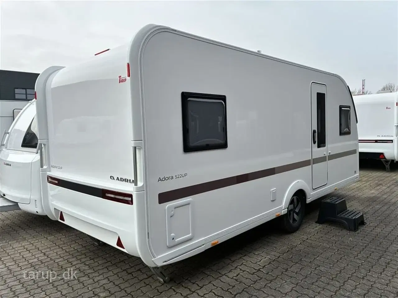 Billede 2 - 2026 - Adria Adora 522 UP   Dobbeltsengsvogn, rundsiddegruppe, el-gulv-varme, stort 142L KOMPRESSOR køleskab, TV-holder, stabilisator, Adria Smartbox, glasfibertag