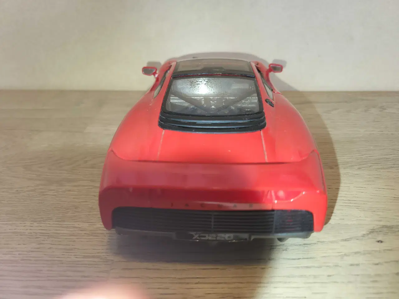 Billede 3 - Modelbil: JAGUAR XJ220 1992.  Skala 1/18.