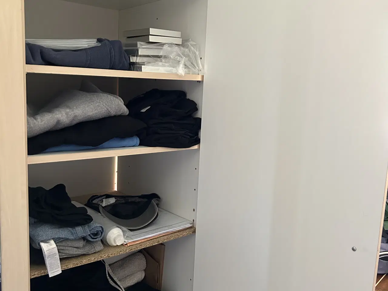 Billede 3 - Klædeskab med spejl, 3 låger, 3 skuffer, 5 hylder