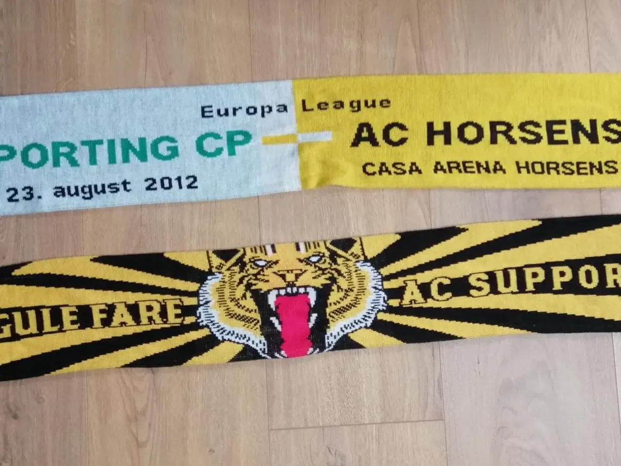 Billede 2 - 2 STK. AC HORSENS RETRO FAN HALSTØRKLÆDER, SOM NYE