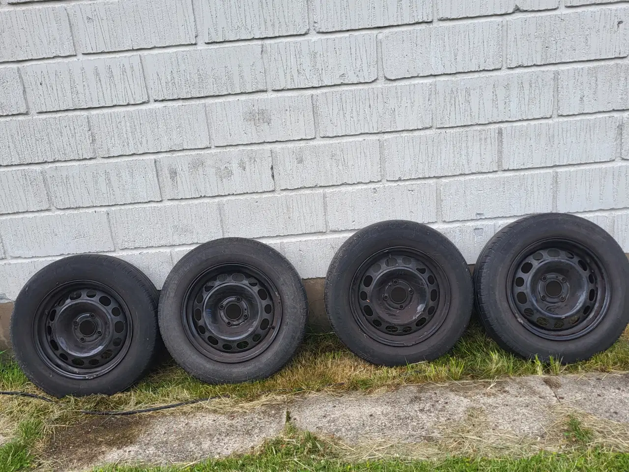 Billede 1 - Fælge med dæk bud modtages 