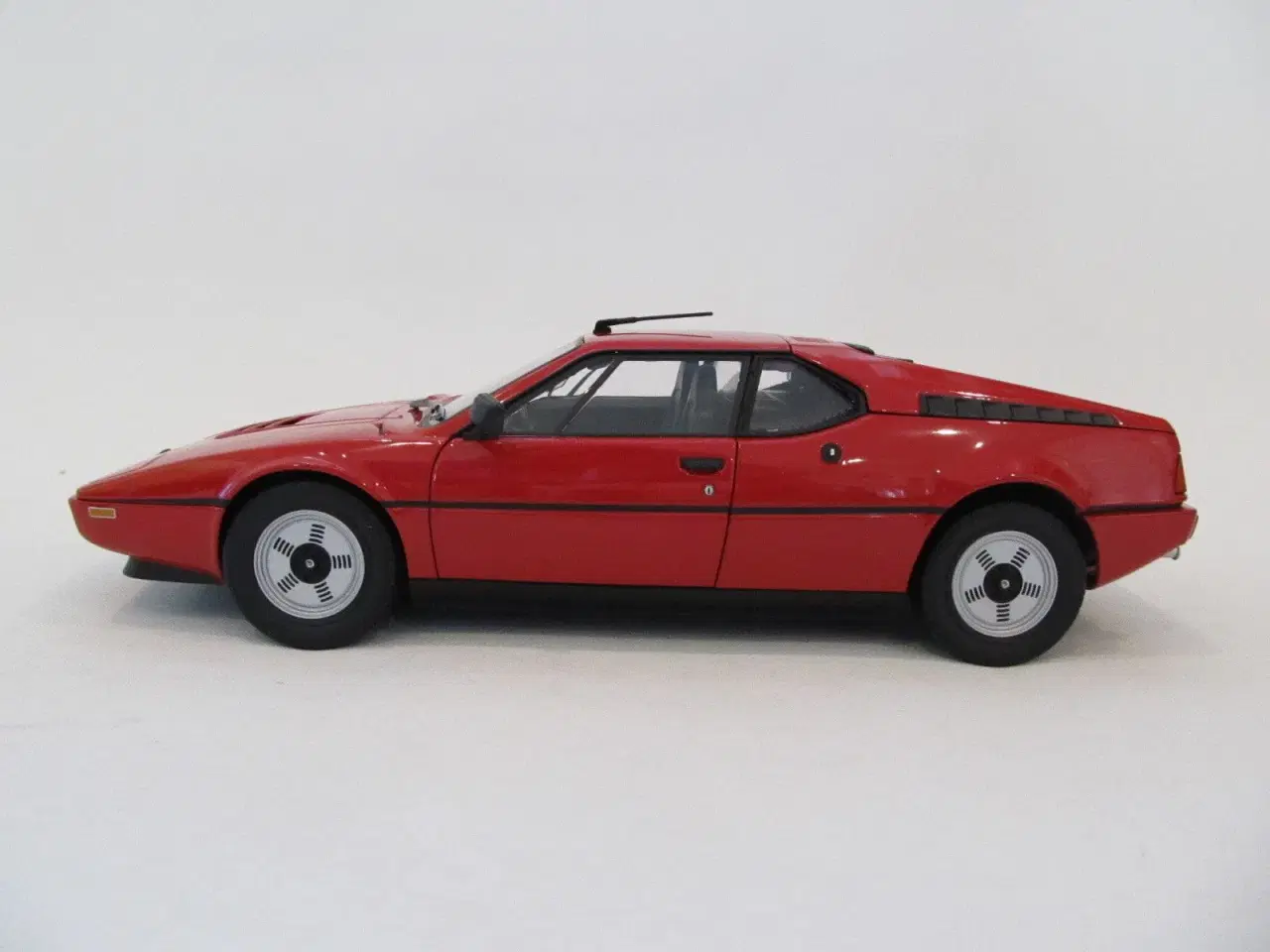 Billede 4 - 1978 BMW M1 - 1:18  Farve: Rød 