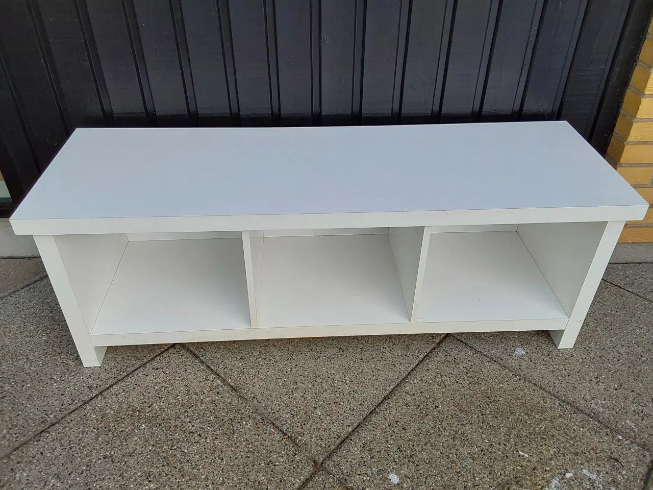 Billede 2 - Lav reol med tre rum tv/opbevaring hvid