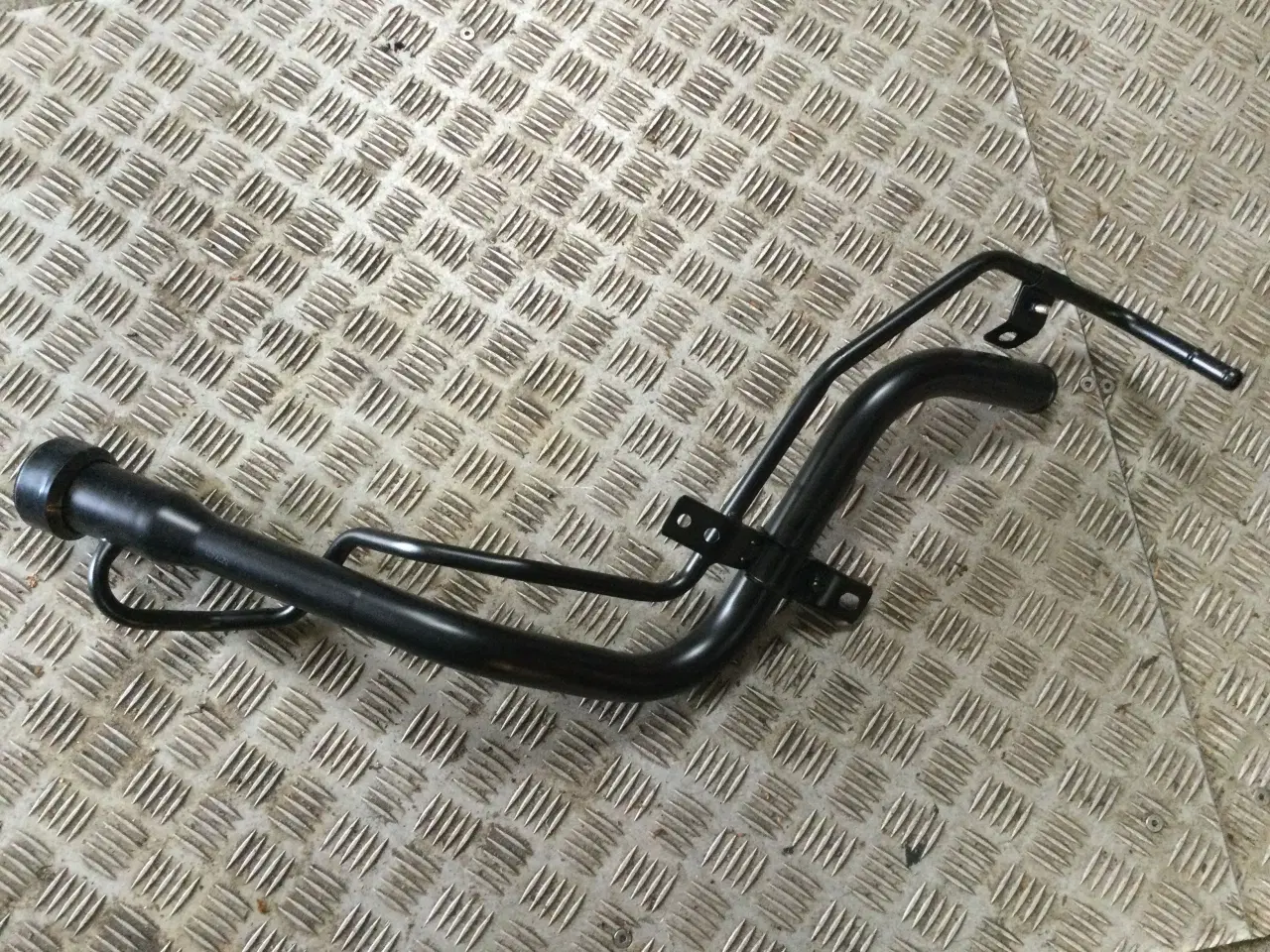 Billede 1 - Påfyldningsstuds Rav 4 årgang 2005