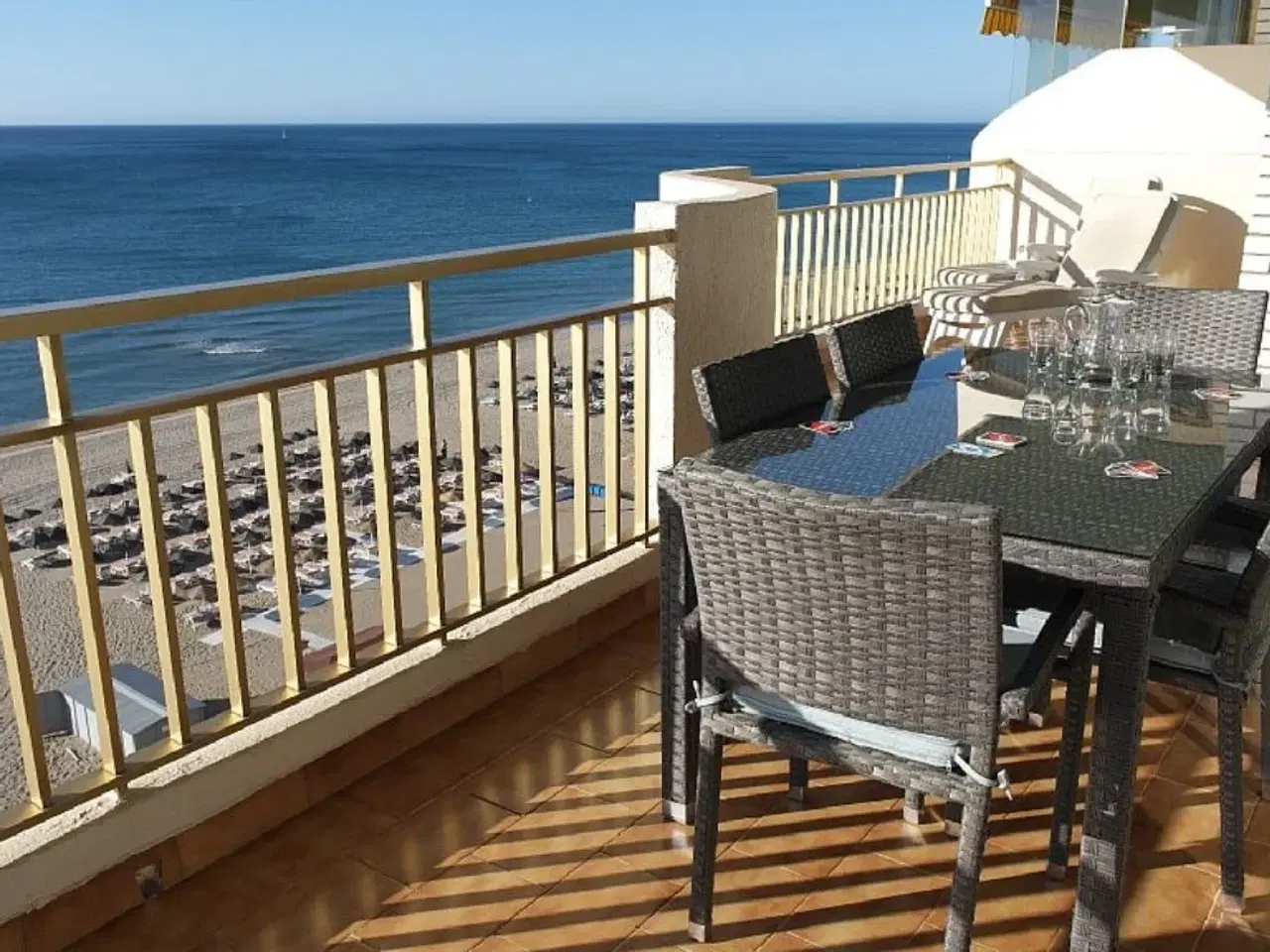 Billede 2 - Malaga - Fuengirola. Lejlighed p� 134 kvm plads til 6 personer, 34 kvm terrasse med haveudsigt og pool.
K�mpe stor stor pool i lukket privat have.
Fri parkering foran bygningen. 

Fuengirola. Ny renoveret luksus lejlighed p� 135 Kvm med plads til