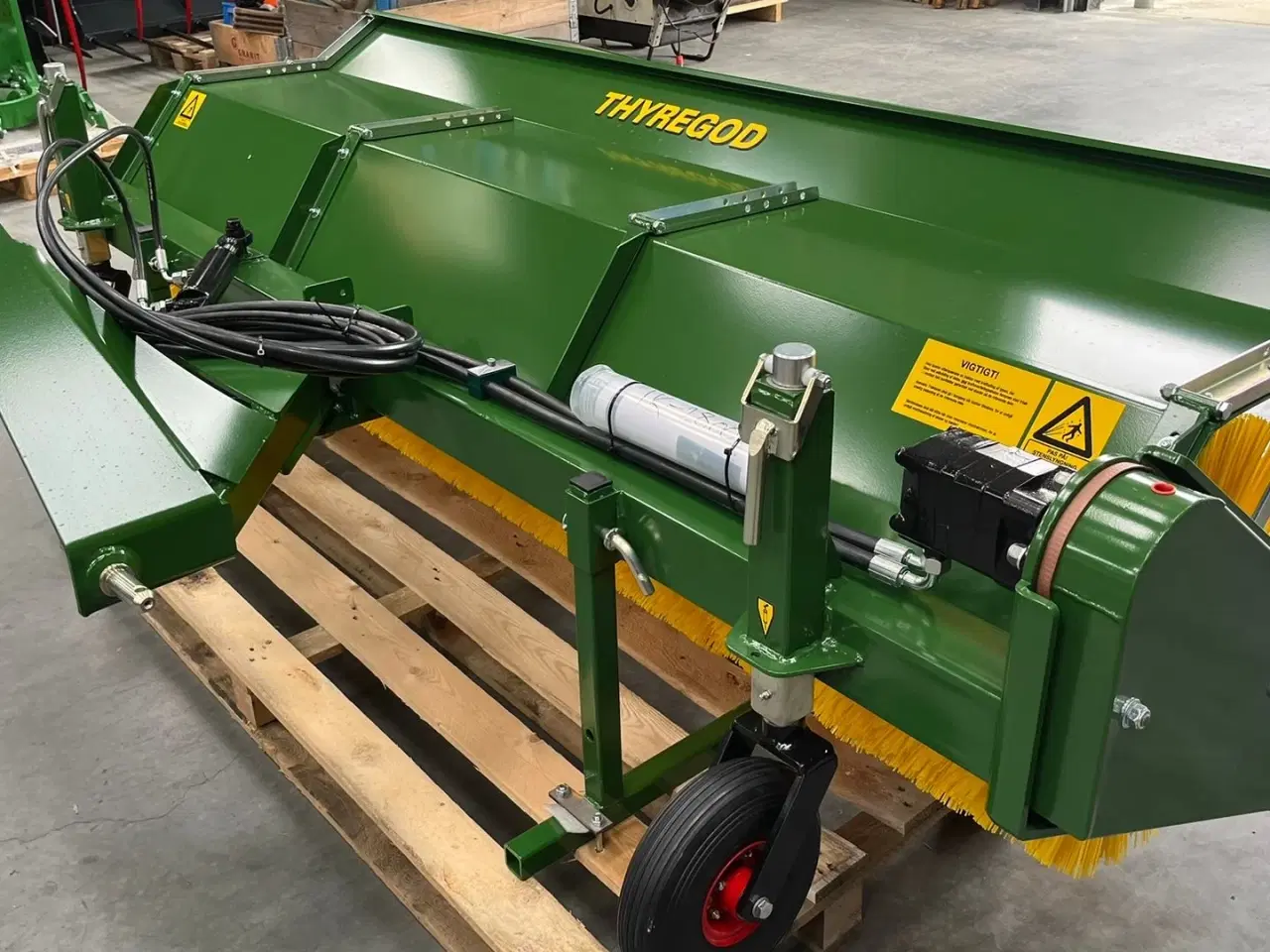 Billede 7 - Thyregod TK 2800 med nylon børster og hydraulisk sving. brede 2800 og feje brede 2500