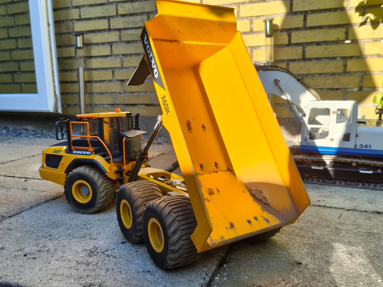 Billede 8 - Fjernstyert gravemaskine og dumper