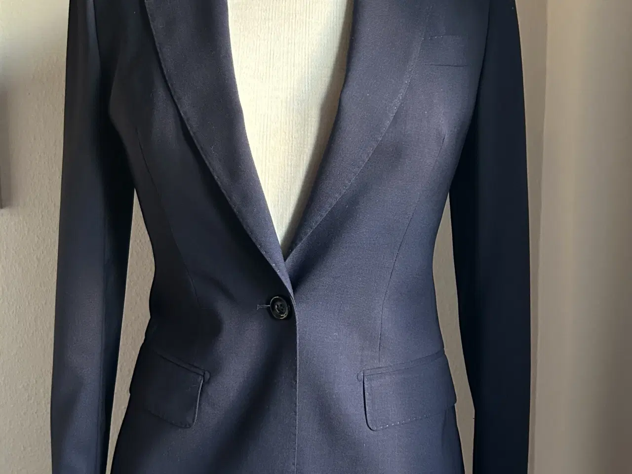 Billede 1 - Super flot jakkesæt til kvinder.