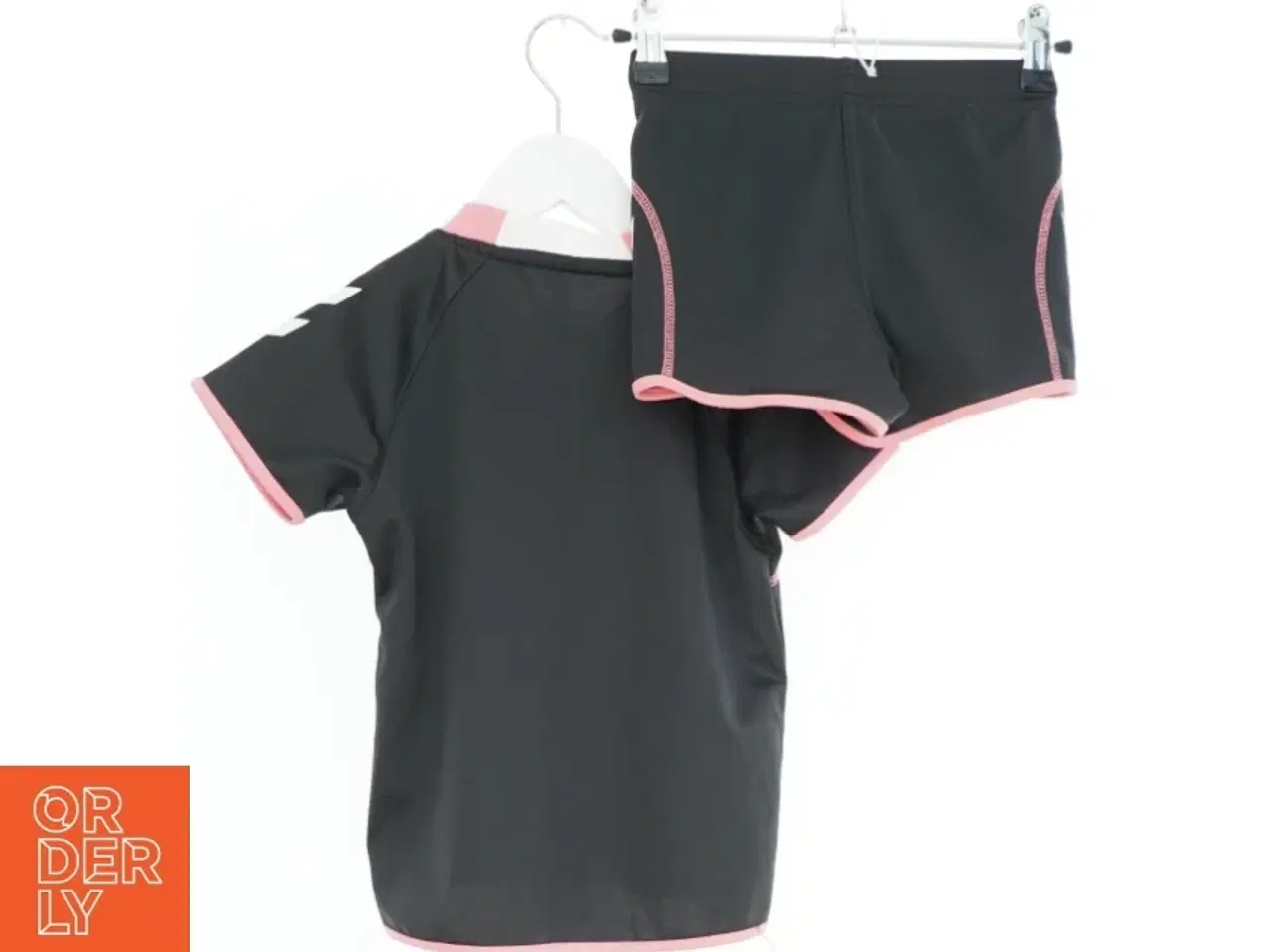 Billede 2 - Sportsæt til børn med t-shirt og shorts fra Hummel (str. 110)