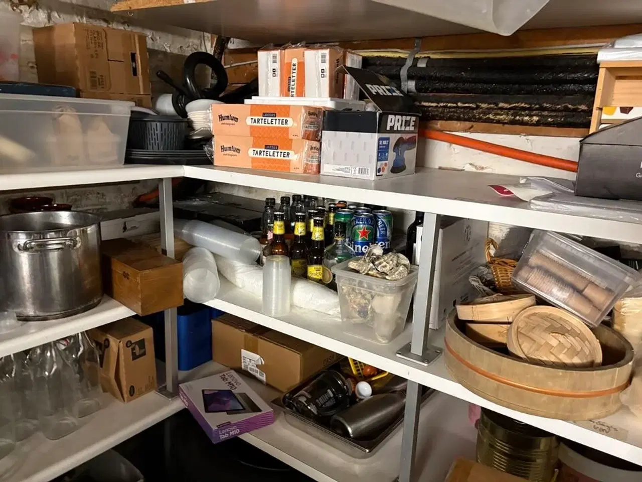 Billede 19 - Indhold i kælderrum af diverse emballage, gastrobakker, køkkenmaskiner, m.v.