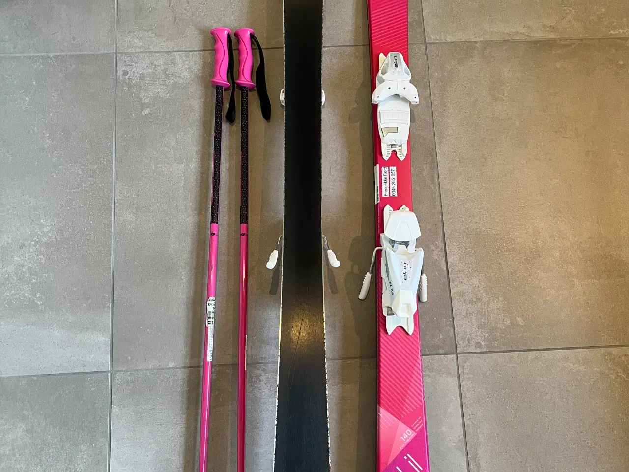 Billede 2 - Ski med bindinger, 140 cm lange + stave 90 cm. 