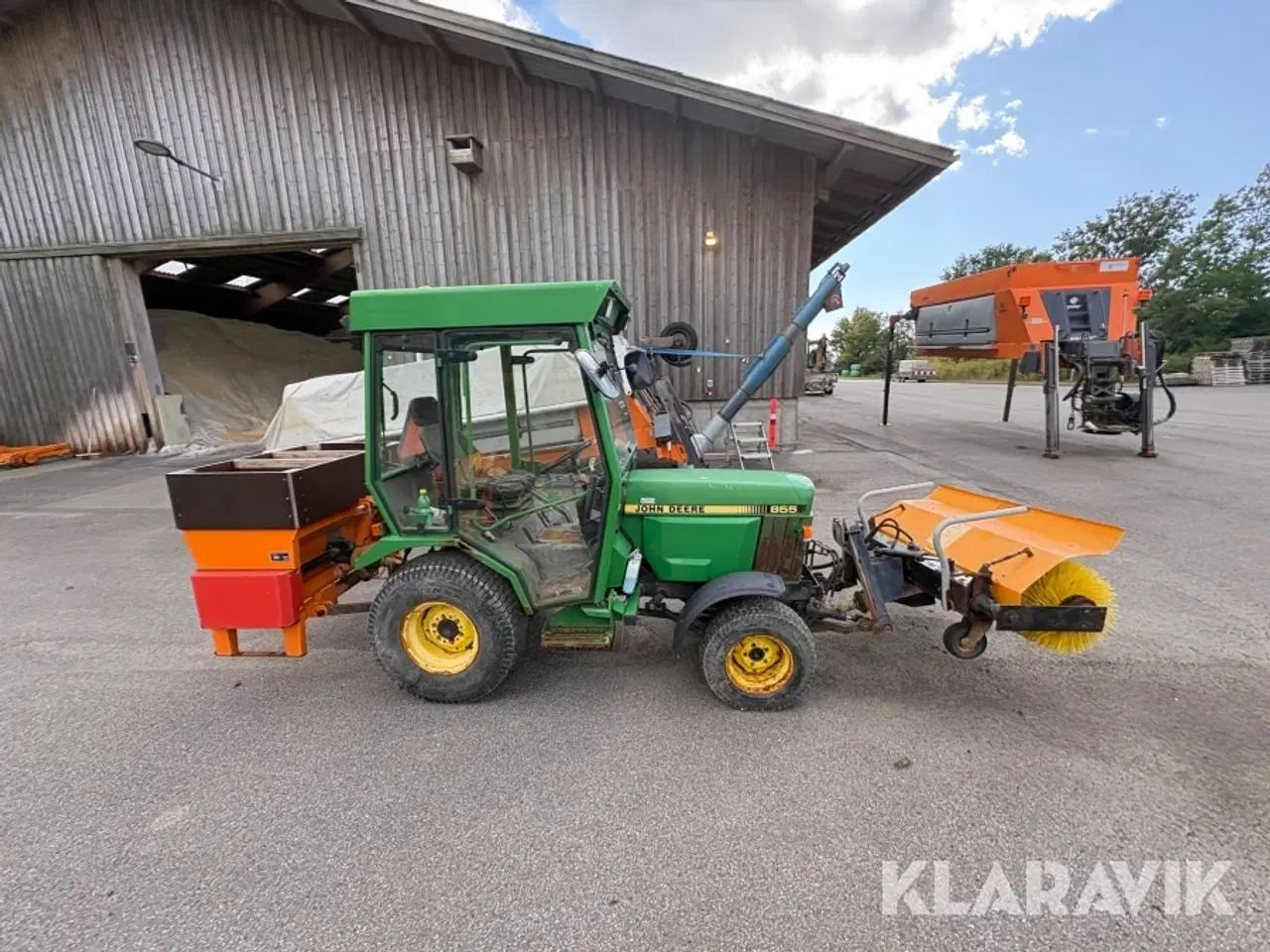 Billede 7 - Traktor John Deere 855 med kost og udlægger