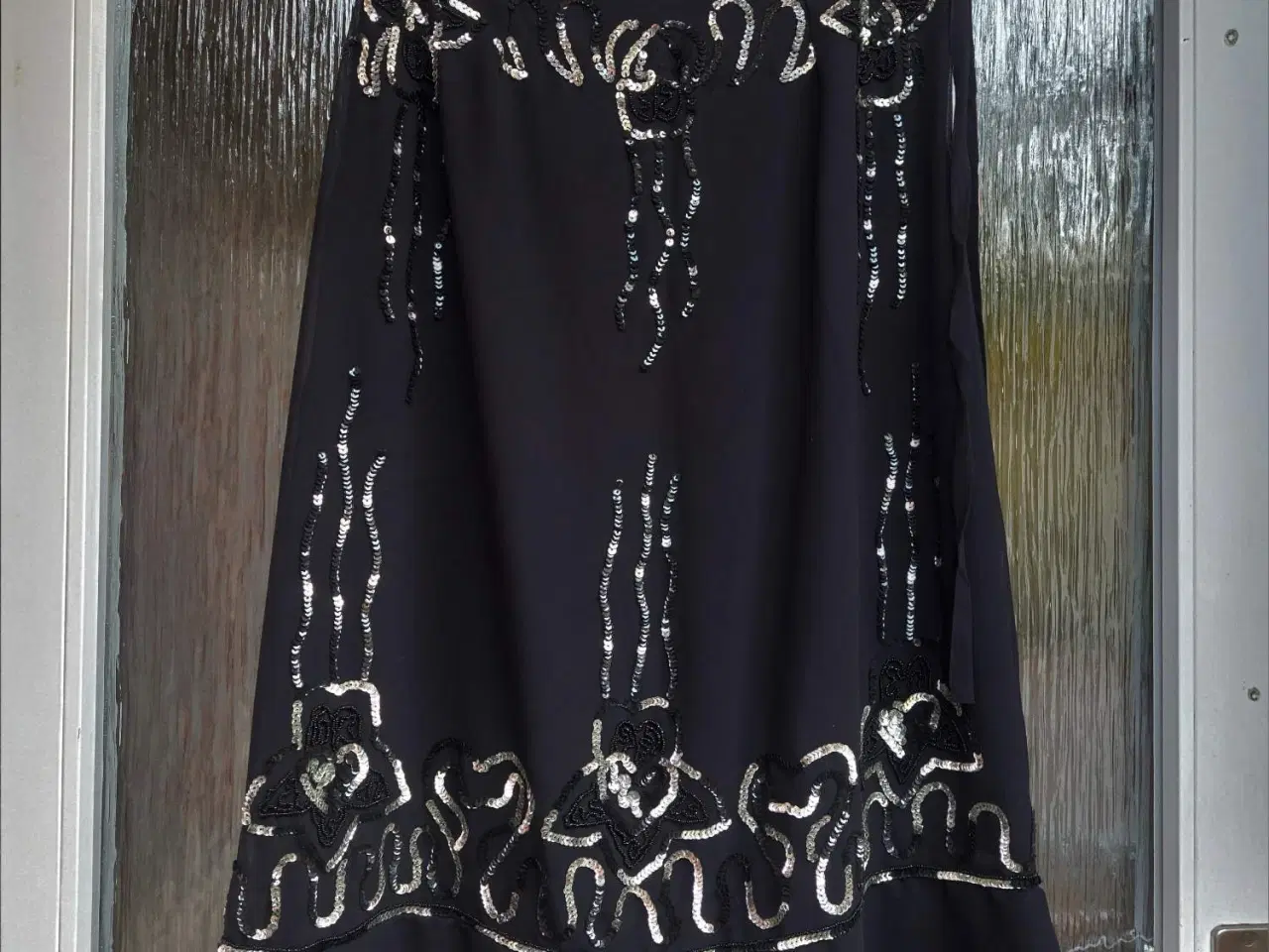 Billede 1 - Fest Nederdel med sølv palietter