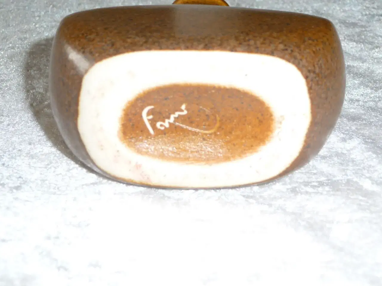 Billede 5 - lille brun vase med indgravering