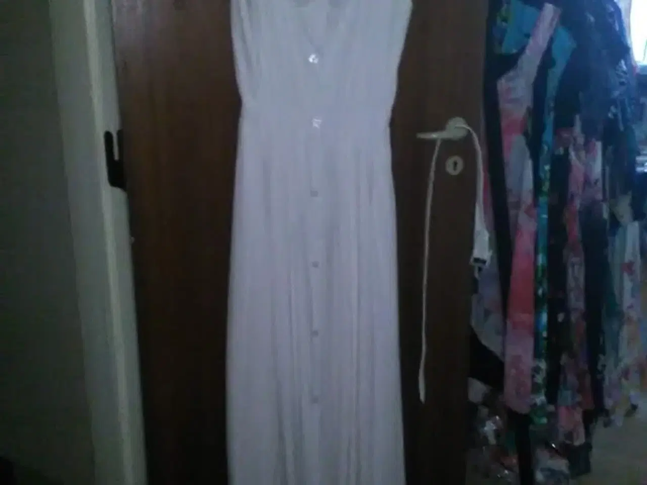 Billede 1 - Hvid kjole med blonder,bredt strutskørt/Medium