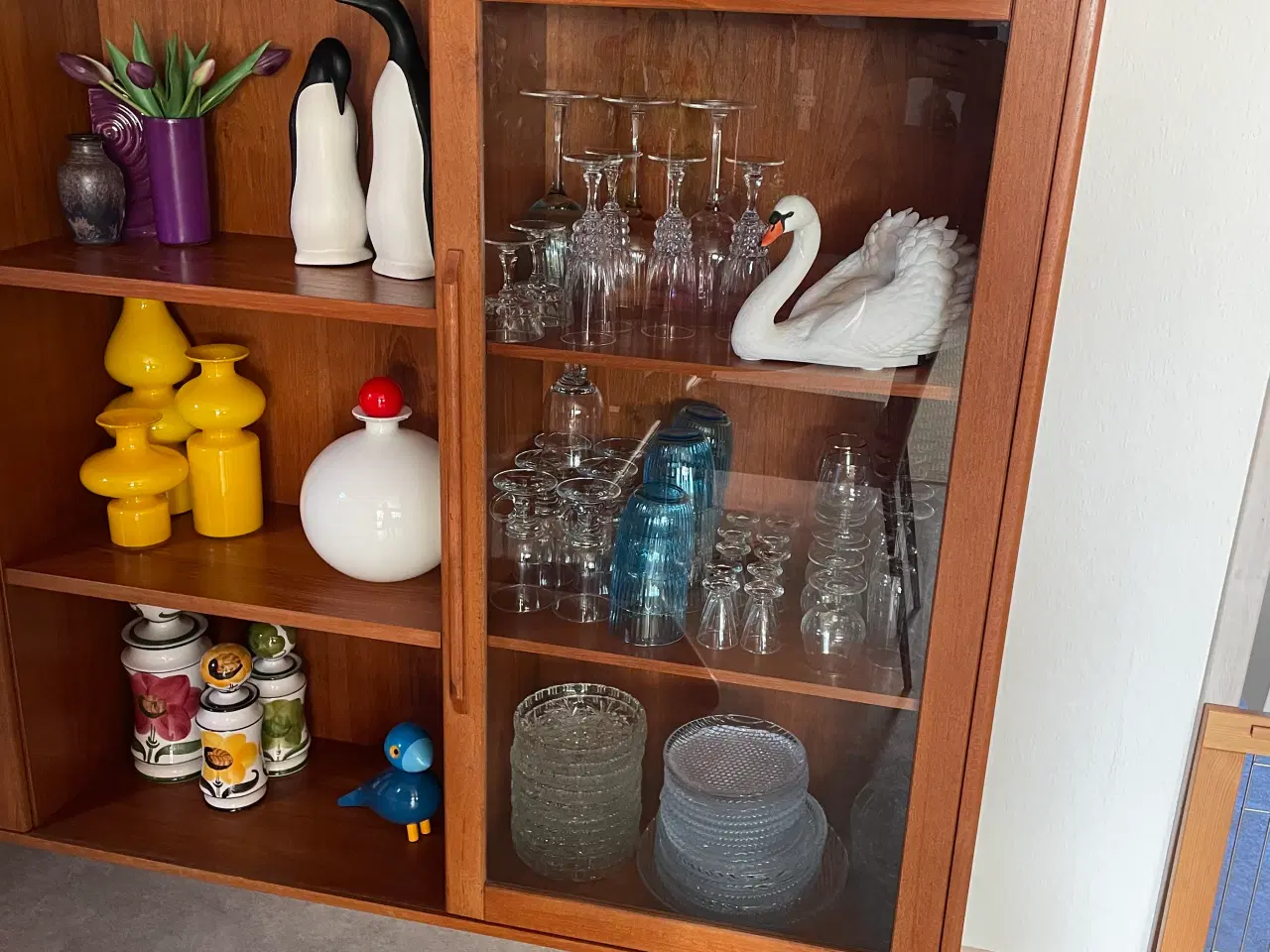 Billede 2 - Teaktræs vitrine / skænk med glaslåger