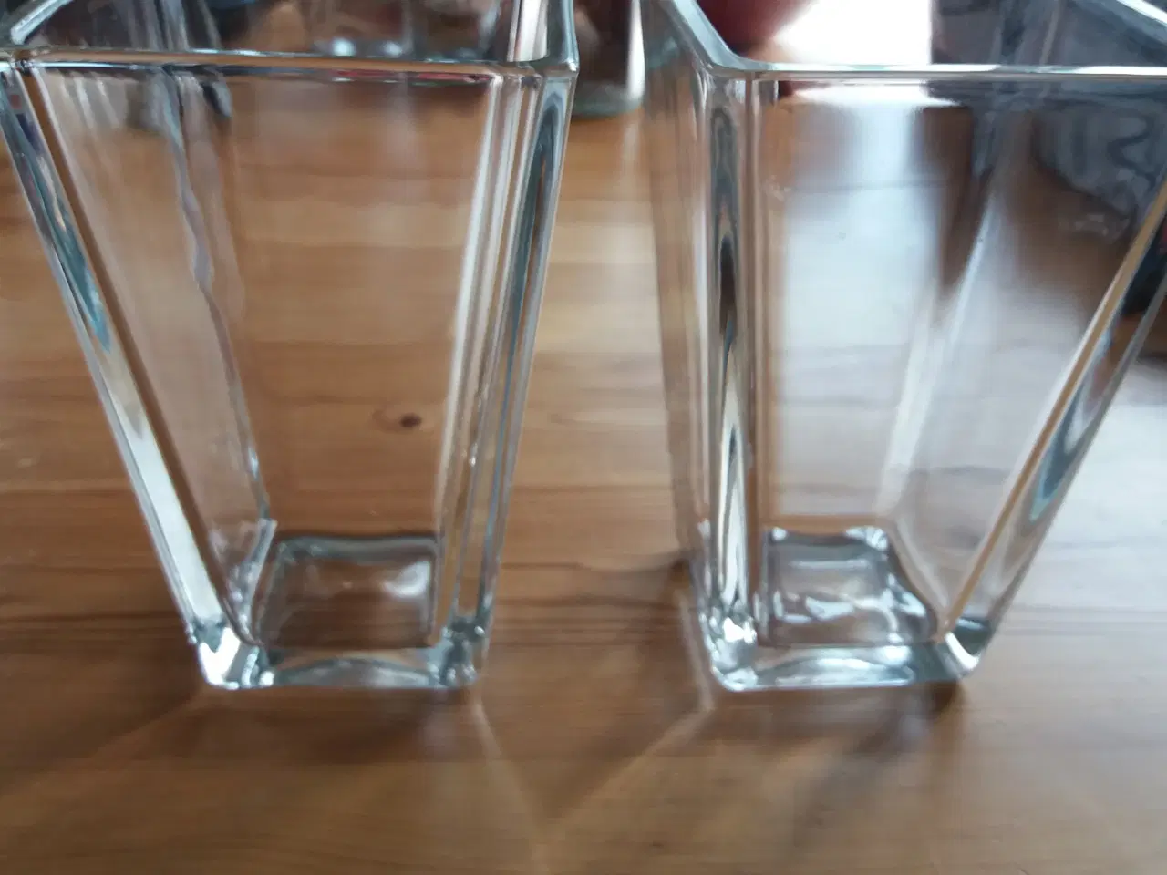 Billede 2 - 2 tunge vaser i formpresset glas.