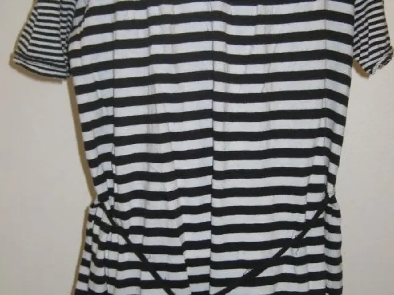 Billede 2 - Str.S, sort/hvid lang bluse m. bindebånd