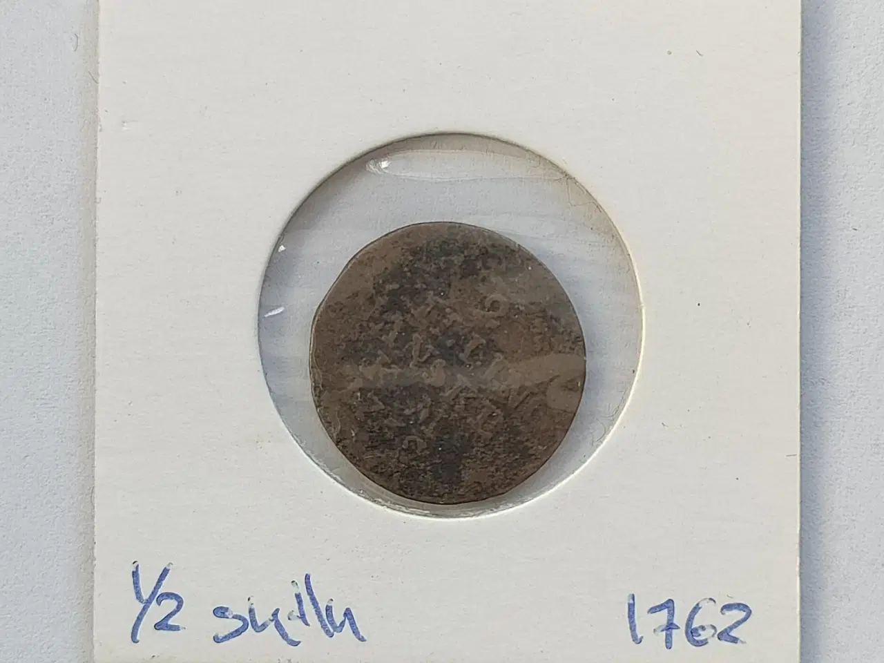 Billede 1 - 1/2 Skilling 1762 - Meget slidt
