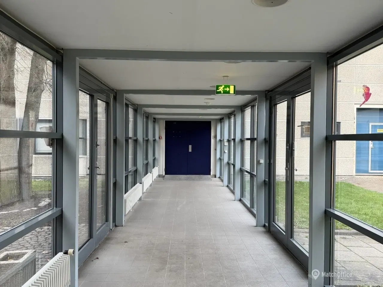 Billede 10 - 813 m² højloftet lagerhal på indhegnet grund