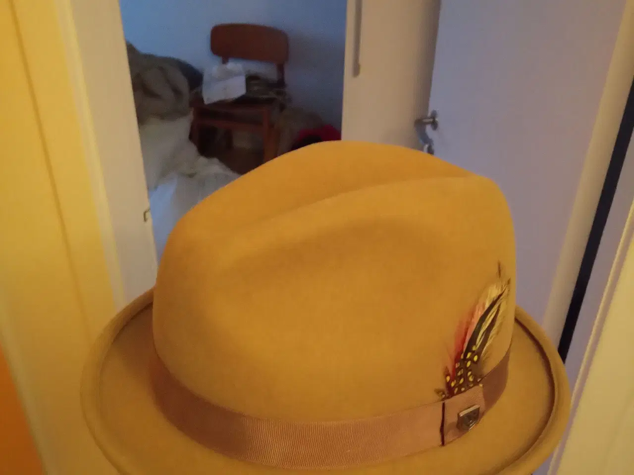 Billede 1 - Brixton Hat med fjer nedsat 50 kr