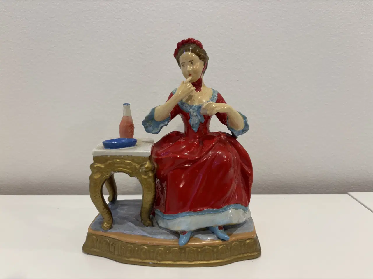 Billede 1 - Porcelænsfigur dame ved bord/toiletbord