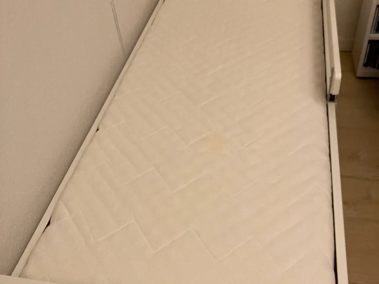 Billede 2 - Juniorseng med god madras