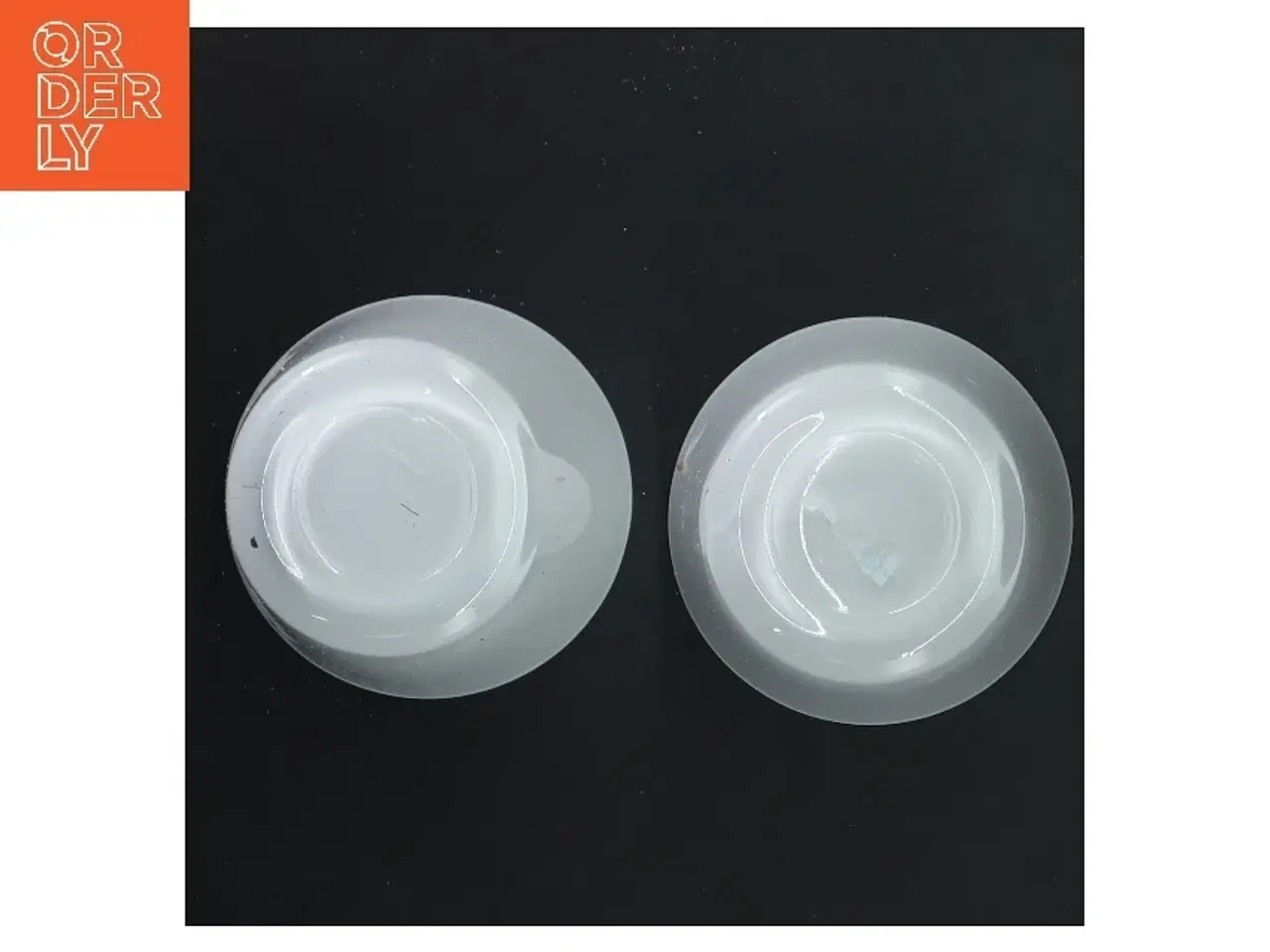 Billede 2 - 2 hvide lysestager (str. 2 stk Ø 8 cm længde 7,5 cm)