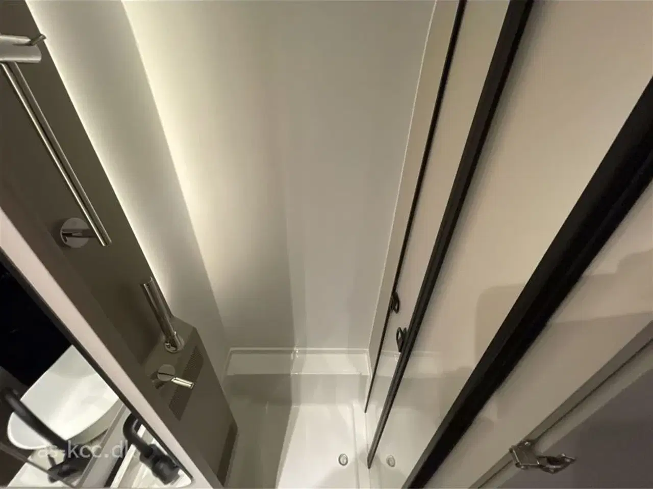 Billede 6 - 2026 - Adria Adora 573 PT   Adria Adora 573 PT Nyhed årg. 2026  6/7 sovepladser. 2000 kg totalvægt kan vejes ned.